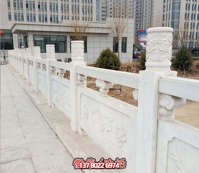 汉白玉镶嵌栏杆扶手，点缀走廊装饰，为城市花园添彩