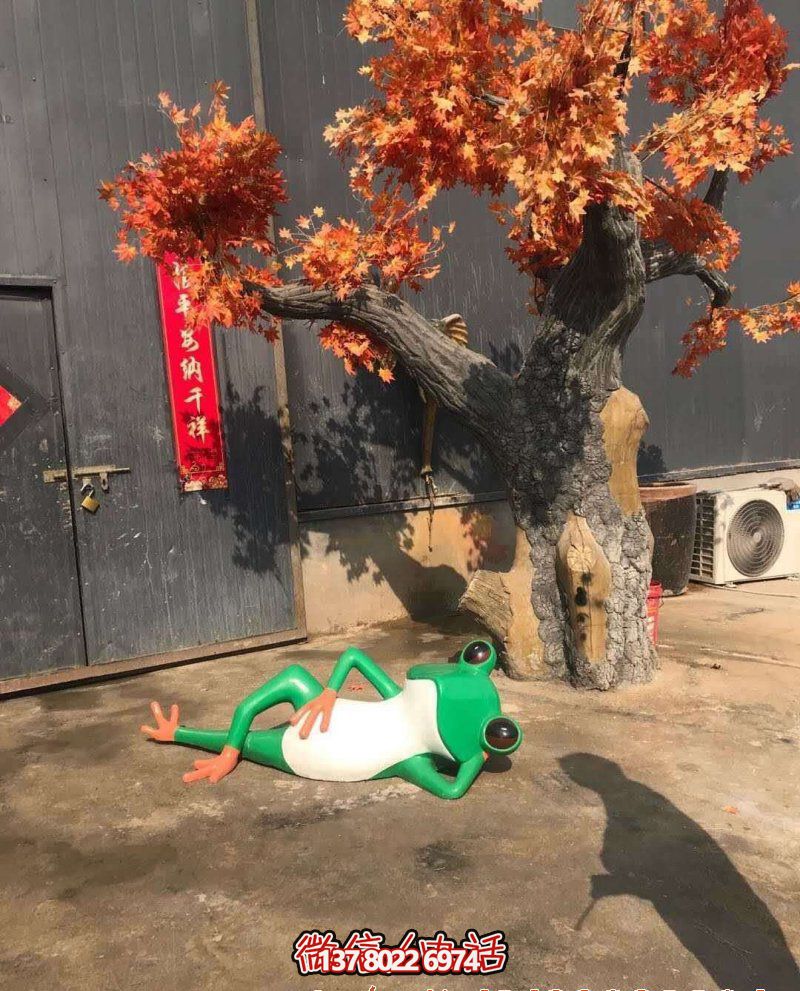 玻璃钢雕塑躺卧青蛙，给公园增添美感