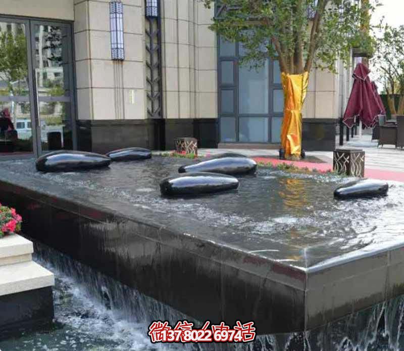 创意水中鹅卵石雕塑，为酒店池塘带来抽象美感