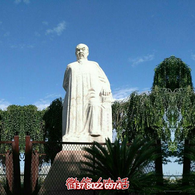 林则徐石雕塑，点缀校园广场