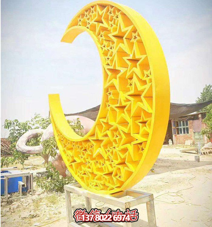 宇宙级精致，月亮式几何镂空不锈钢雕塑