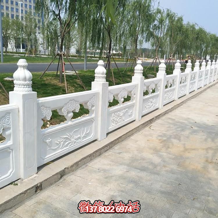 经典石雕精美栏杆，增添校园美丽