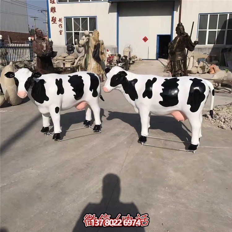 玻璃钢制仿真动物奶牛雕塑——让你体验真实动物世界
