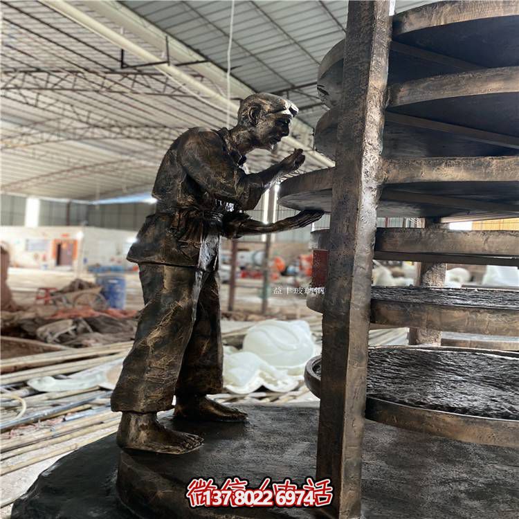 玻璃钢仿铜人物摆件，点缀户外园林景观