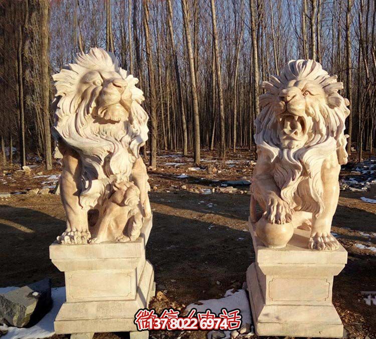 红色狮子雕塑，欣赏绝美晚霞
