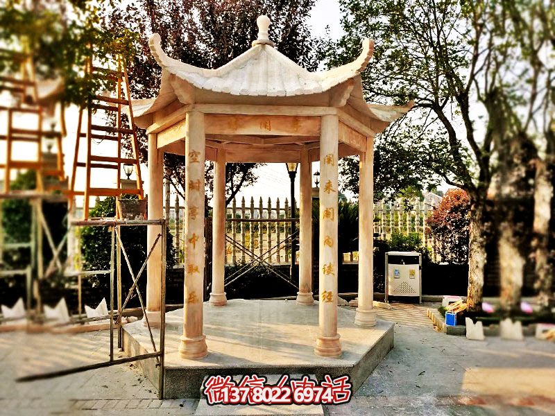 仿古凉亭，摆放在庭院里，欣赏美丽晚霞，营造休闲小区红色氛围