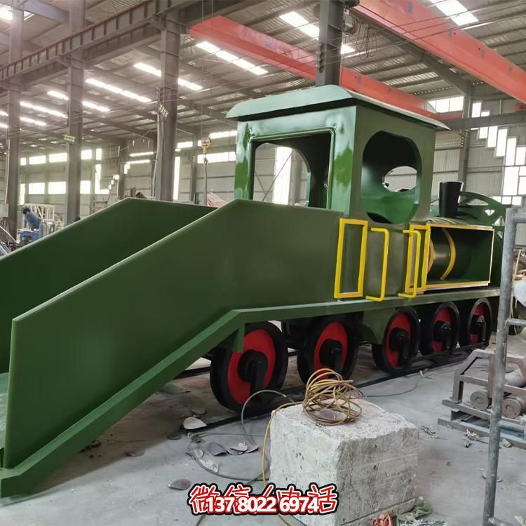 精致不锈钢车头雕塑，给游乐园增添时尚色彩