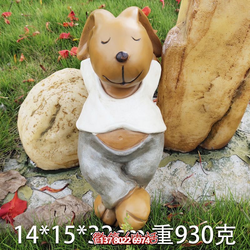 花园中的玻璃钢雕塑兔子 花园中的玻璃钢雕塑兔子
