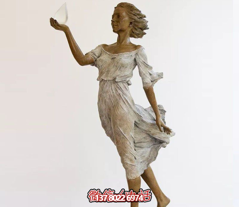 西方广场玩耍美女雕塑 西方广场玩耍美女雕塑