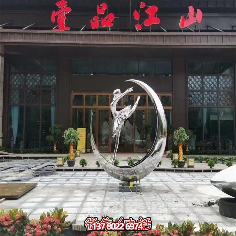 创意不锈钢月亮上跳舞女孩景观雕塑
