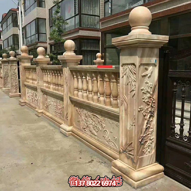 红色浮雕围墙栏板装点别墅，守护晚霞之美