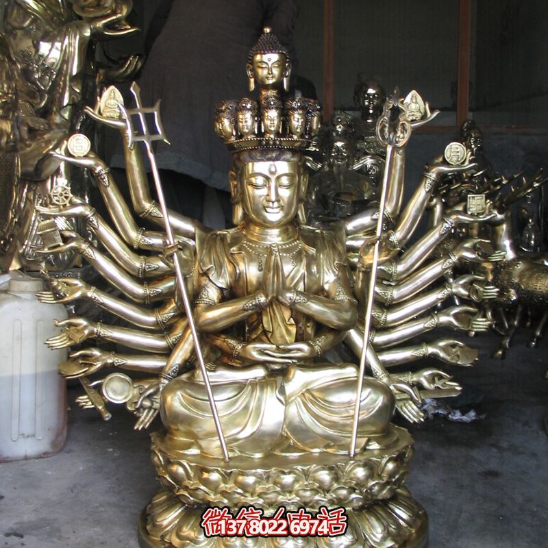 鎏金菩萨雕塑，供奉观音祈福