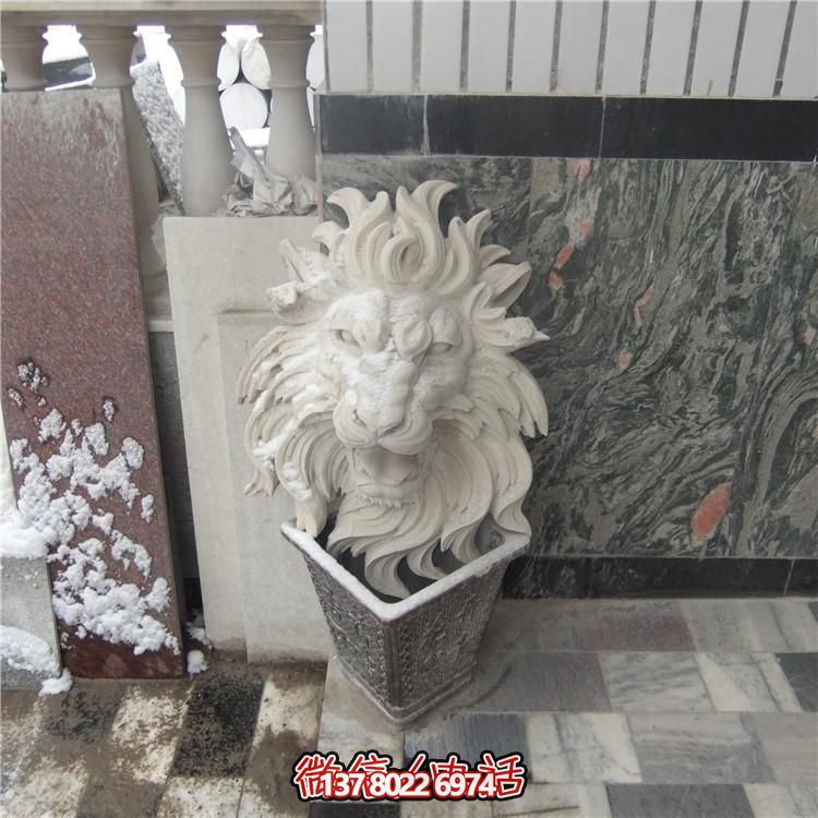 豪华别墅大型红石狮子雕塑，园林景观完美呈现