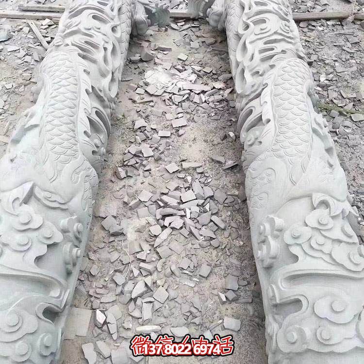 大型石雕龙柱，点缀园林景观