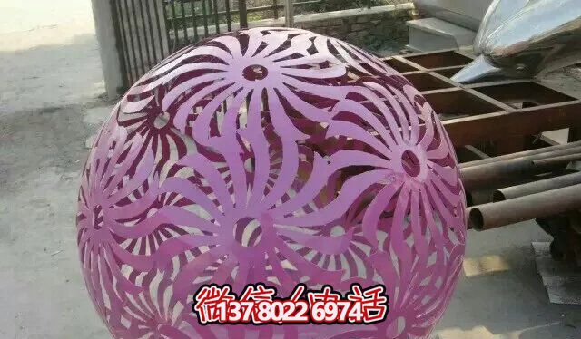 紫色不锈钢镂空球雕塑，为花园增添精彩
