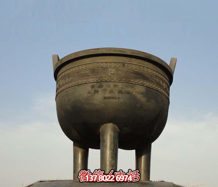 大型青铜圆形香炉，装饰广场景区