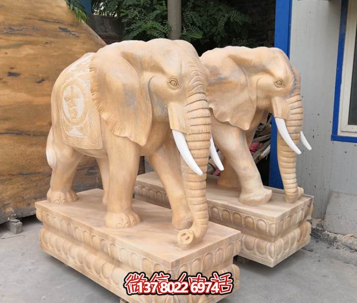 红色庭院一抹晚霞，一个石雕大象雕塑