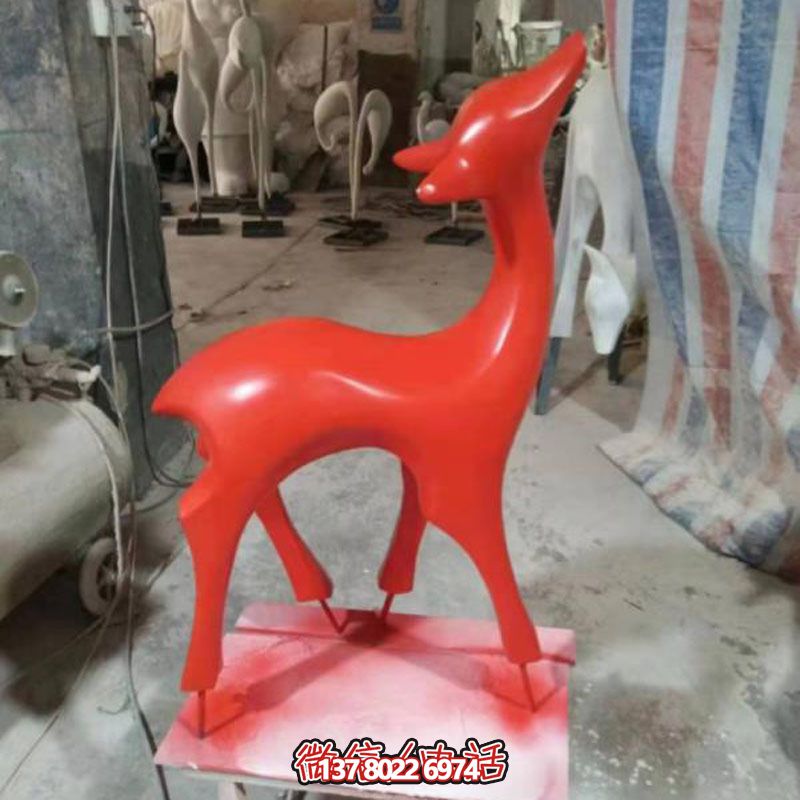 玻璃钢制红色梅花鹿雕塑，装点别墅小区精致美观