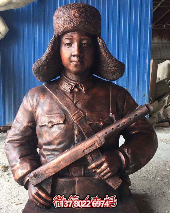 不锈钢仿铜雷锋持枪雕塑，现代雷锋屹立于户外景区