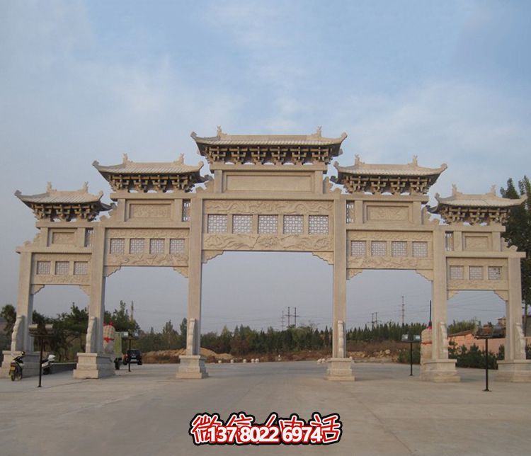 精美大型镂空牌楼石雕，为公园广场增添美丽色彩