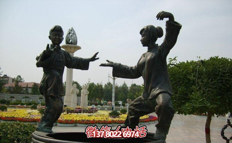 青铜雕刻的太极拳人物小品 青铜雕刻的太极拳人物小品