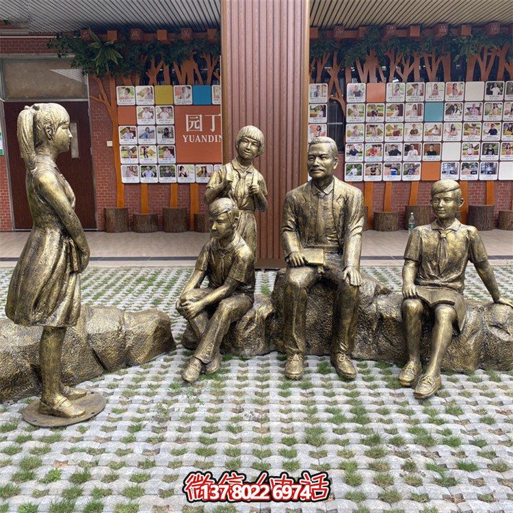 仿铜人物雕塑，装点步行街情景