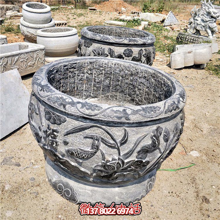 仿古青石水缸鱼缸安放荷花刻饰鲤鱼