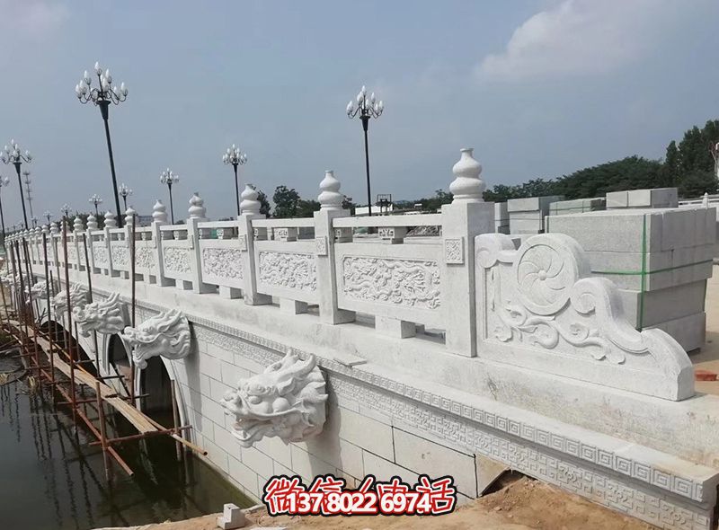 精美汉白玉石拱桥，融龙纹雕刻栏杆