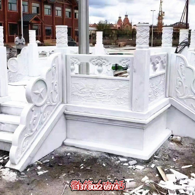 汉白玉升旗台，做工精美，安全防护栏杆