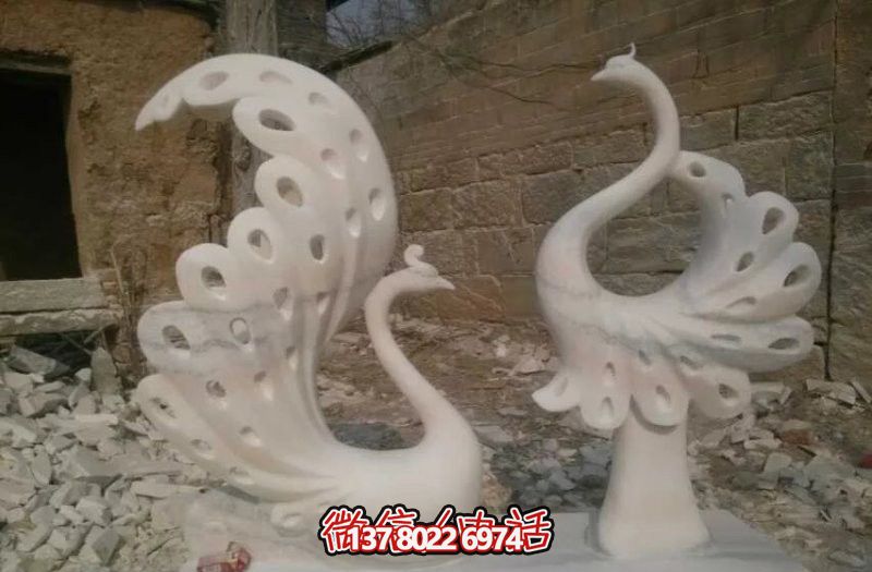 不锈钢镂空孔雀雕塑，点缀公园湖边