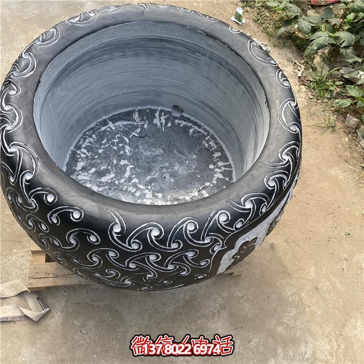 仿古大理石浮雕花纹花盆，营造优雅庭院空间