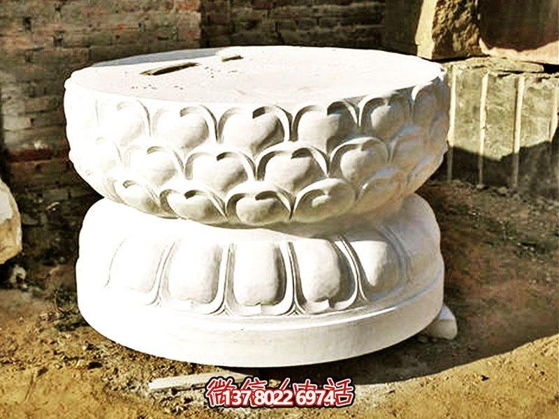 汉白玉制须弥座佛像，以精美圆形饰就古朴寺院
