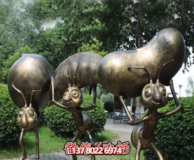 铜雕蚂蚁食物搬运雕塑