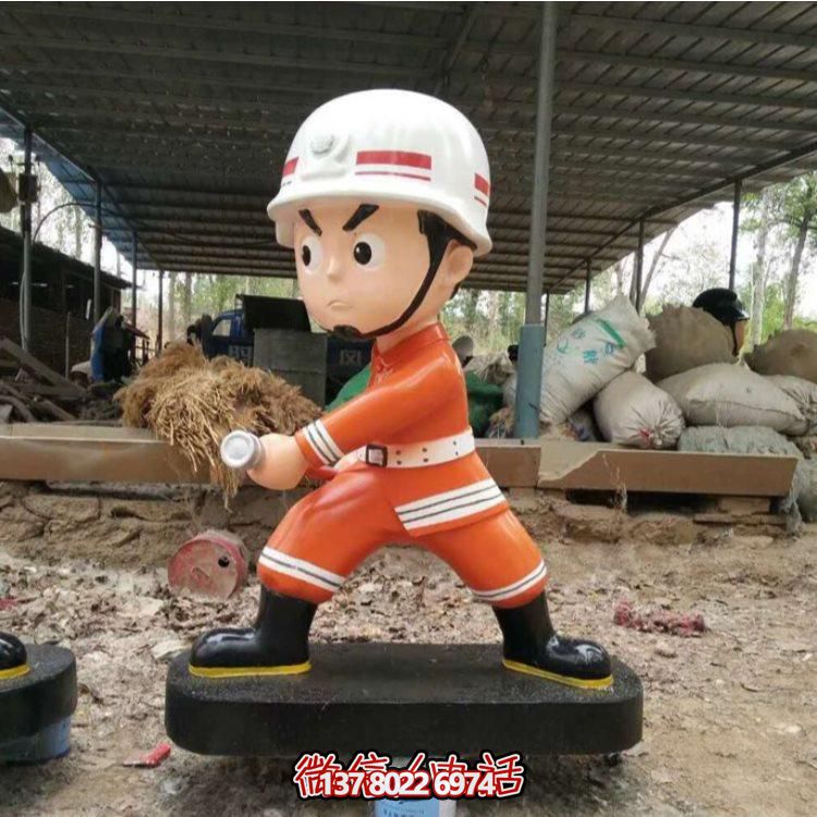 消防英雄铜雕塑像，为广场添彩