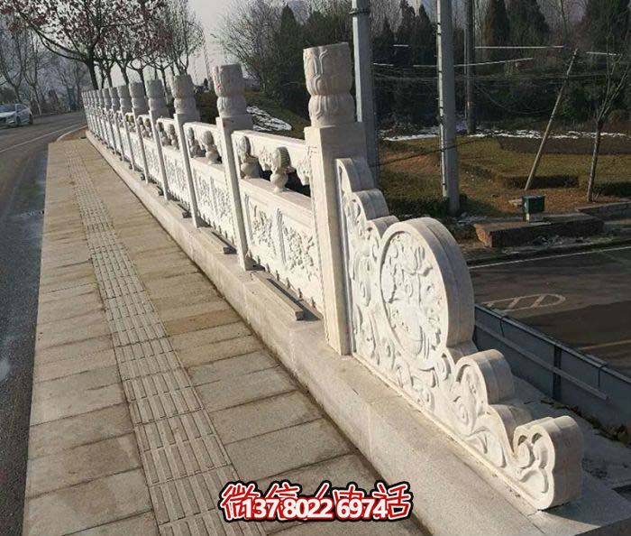 现代城市绿化防护栏杆，融入自然元素的花岗岩石雕
