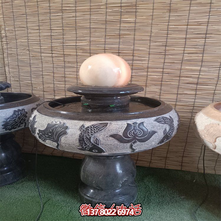 精致的庭院小型石雕喷泉