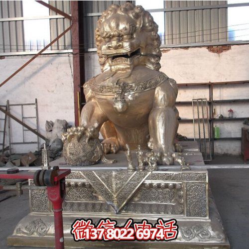 仿古铜喷金狮子雕塑，玻璃钢大型户外装饰