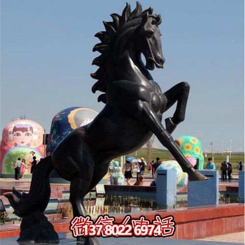 大型仿铜马玻璃钢雕塑，为广场景观增添无限精彩
