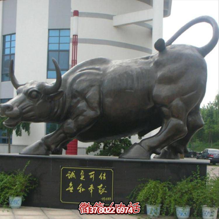 大型奋进励志牛在企业门口奋进的励志启示