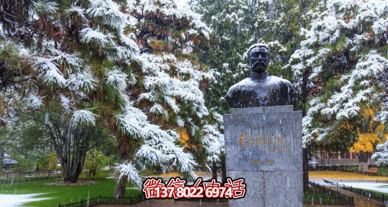 李大钊铜雕胸像，传承户外园林名人文化