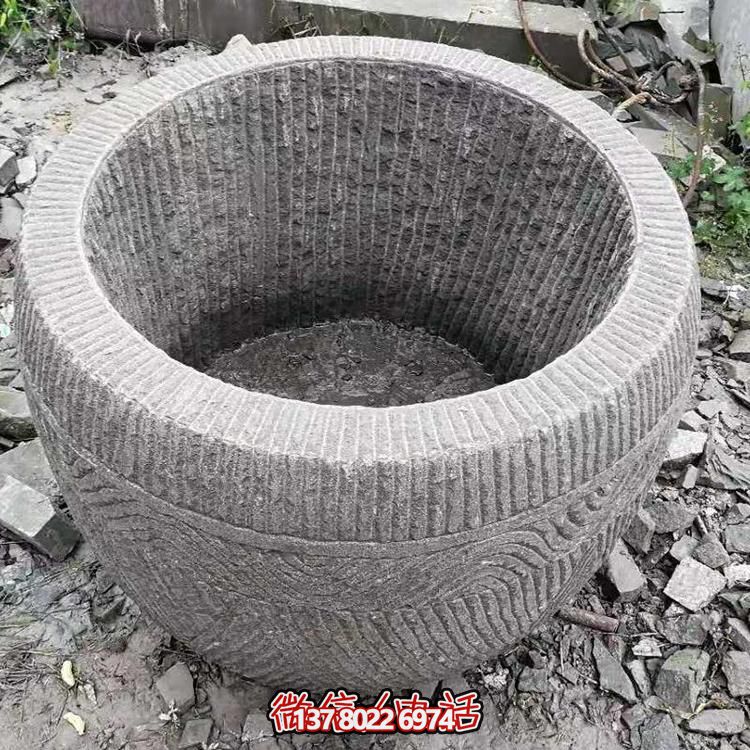 古老石槽，精致圆形养鱼水缸