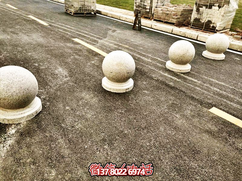 球形路障，为小学路边摆放的安全隔离车