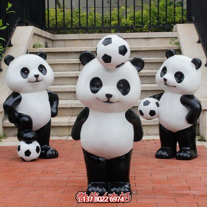 可爱熊猫雕塑，摆放玻璃钢足球，为庭院添彩