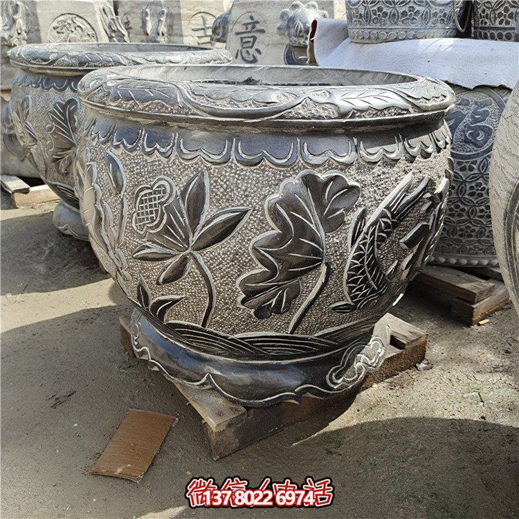 古建庭院蓄水缸，用青石点缀