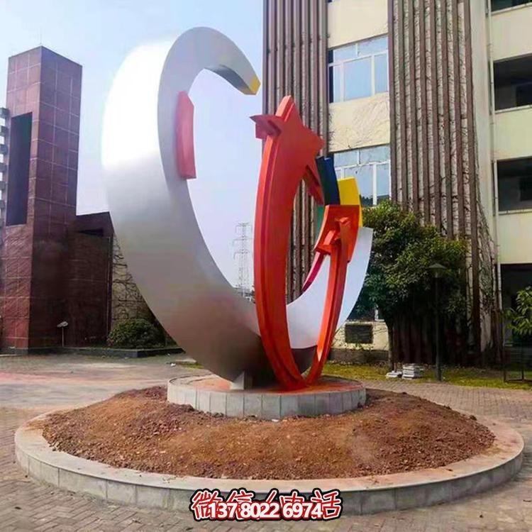 精致不锈钢月牙雕塑，打造现代都市景观