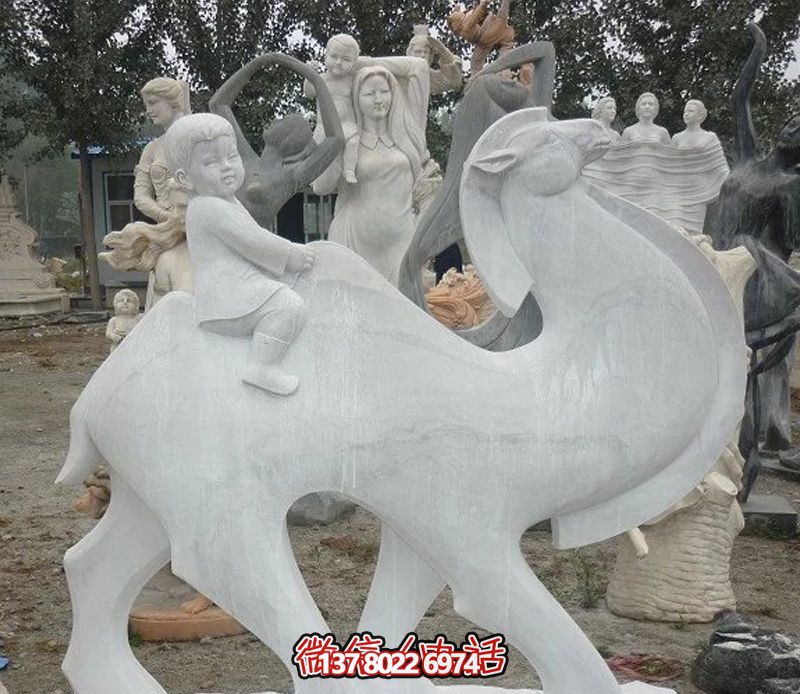 汉白玉骆驼雕塑，点缀公园里的抽象风情