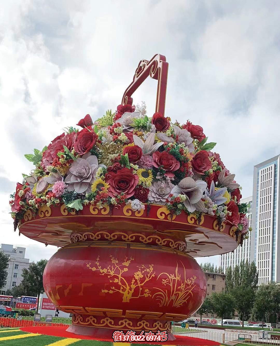 现代五彩花篮，给城市广场带来活力