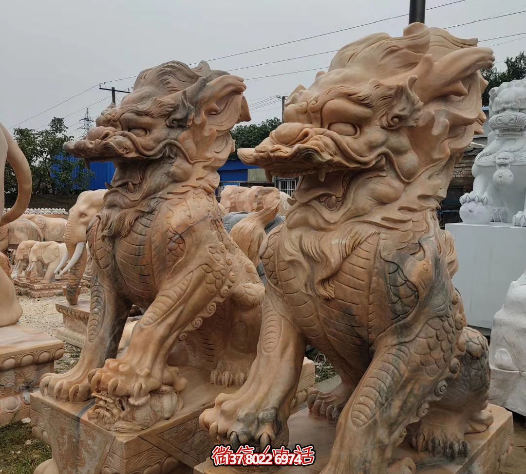 大型黄蜡石麒麟雕塑，点缀广场景观
