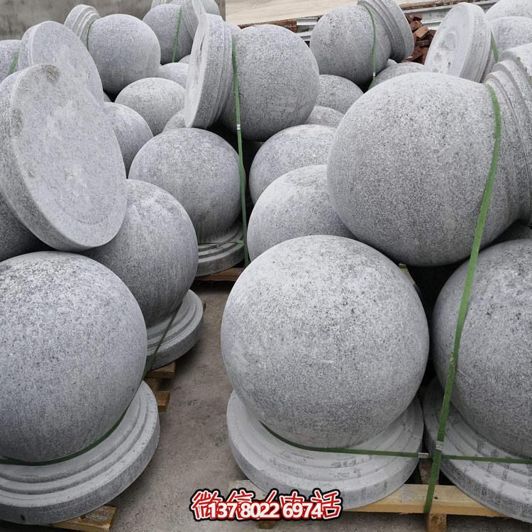 精美石雕车阻，点缀公园美景