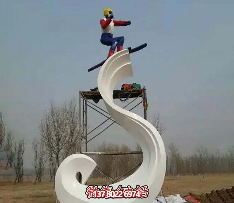 彩绘不锈钢雕塑，把滑雪运动主题人物雕刻到广场上